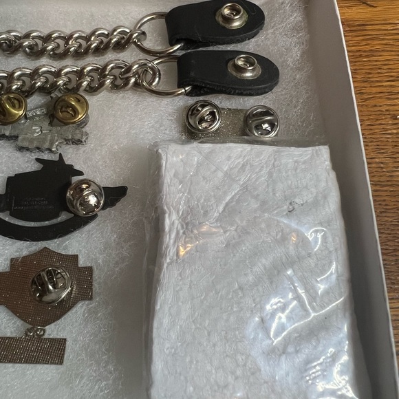 Harley Davidson Lot of Pins, Keychain, and 2 Vest Straps - Picture 5 of 17
